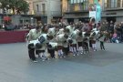 L'Esbart Olot i l'Escola de Dansa amenitzen el centre d'Olot amb una cercavila de bastoners i el ball del Xai Be