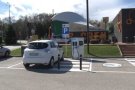Olot posa en funcionament el punt de recàrrega per a vehicles elèctrics del parc de Malatosquer