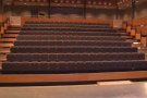 Besalú instal·la una grada retràctil a la sala de Cal Tronc
