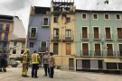 L'esfondrament de la tercera planta d'un edifici de la plaça Campdenmàs d'Olot obliga a desallotjar els veïns dels pisos contigus