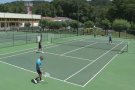 Gairebé un centenar d'esportistes participen a les 12 hores de tennis del Club Natació Olot