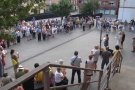 Els olotins concentrats cada dilluns davant l'Ajuntament consideren que els líders sobiranistes presos no tindran un judici just