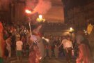 La colla castellera els Xerrics d'Olot puja el pilar per les escales de Sant Esteve entre música i foc