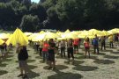 Unes 200 persones fan bategar un cor enorme format per para-sols al cràter del Volcà Montsacopa d'Olot