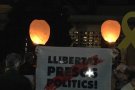 Centenars de persones s'apleguen davant l'Ajuntament d'Olot per demanar l'alliberament de Jordi Sánchez i Jordi Cuixart