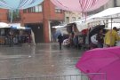 La pluja afecta les vendes del mercat extraordinari de roba de Sant Lluc