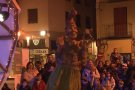 L'Esbart d'Olot i els Ministrers de la Bouera fan ballar el gegantó tió a la plaça del Carme davant l'atenta mirada de desenes d'infants