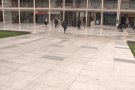Instal·len una moqueta per evitar les relliscades sobre el paviment de la Plaça del Mig d'Olot