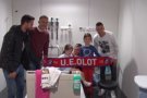Els jugadors de la UE Olot visiten els més petits a l'Hospital d'Olot durant les festes