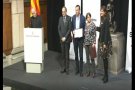 La biblioteca d'Olot rep una medalla de mans del president de la Generalitat per commemorar el seu centenari