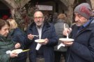 Centenars de persones passen per la Fira del Fesol de Santa Pau amb el president Roger Torrent com a protagonista