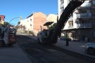Les obres de millora del ferm al carrer Pou del Glaç d'Olot provoquen afectacions al trànsit fins les sis de la tarda