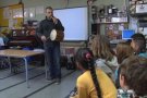 Els alumnes de 5è de primària de l'Escola Malagrida realitzen un taller d'instruments tradicionals catalans