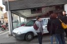 Un cotxe estacionat al Carrer Joan Maragall d'Olot es desfrena i impacta contra un vidre del gimnàs Olot Center Gim