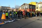 Desenes de persones tallen la carretera de la Solfa d'Olot amb motiu de la vaga general