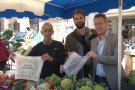 El mercat setmanal d'Olot començarà a introduir bosses biodegradables per ser el primer de Catalunya a prescindir del plàstic