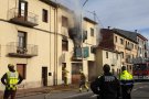 15 persones desallotjades per l'incendi d'un habitatge a l'avinguda Santa Coloma d'Olot