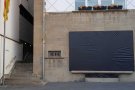 L'Ajuntament d'Olot retira el mural de l'Assemblea d'Artistes de la façana per ordre de la Junta Electoral