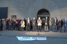 Més de 700 persones es concentren davant l'Ajuntament d'Olot en rebuig a l'assassinat masclista comès a la ciutat