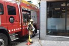 Els Bombers fan comprovacions a la cuina d'un establiment del centre d'Olot després que s'alertés de fum sobtat