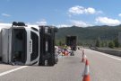 Un conductor, ferit lleu en bolcar el camió que conduïa a l'A-26