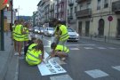 Creu Roja Joventut Garrotxa pinta tres passos de vianants amb frases reivindicatives al carrer Mulleras d'Olot