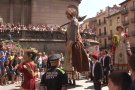 La cercavila fa ballar petits i grans pel centre d'Olot després del ball de gegants