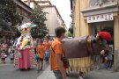 El barri de Sant Ferriol dóna la benvinguda a la nova Vaca en motiu de la festa del barri