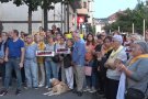 Més de dues-centes persones es concentren davant de l'Ajuntament d'Olot contra les detencions independentistes