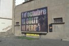 Malmeten el mural en record a l'1 d'Octubre obra de l'artista Xevi Prat amb esquitxades de pintura