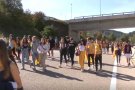 Més de dos centenars de joves fan una marxa per l'A-26