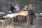 Un grup de fusters jubiliats col·labora en la construcció d'una gran estructura pel ritual de cloenda de Lluèrnia