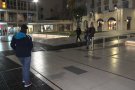 Els comerciants de la Plaça del Mig d'Olot denuncien que les patinades desincentiven les compres i reclamen una solució definitiva
