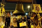 Prop de 500 persones comencen l'any a les portes del Puig de les Basses amb la campana Llibertat d'Olot