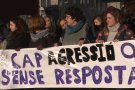 Una quarantena de persones es concentren davant els jutjats d'Olot en suport a una presumpta agredida