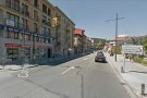 Un cotxe circula a gran velocitat pel carrer Mulleras i envesteix diversos vehicles