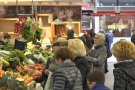 La inquietud del COVID-19 es nota en els establiments de productes bàsics i incrementa les vendes