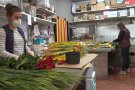 Les floristeries garrotxines es preparen per portar el Sant Jordi a les cases repartint roses a domicili