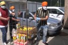 La comunitat sikh dona aliments, símbol de bona fortuna, a l'hospital d'Olot