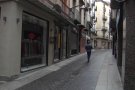 La majoria de comerços de l'Associació de Comerciants d'Olot esperaran a l'11 de maig per reprendre l'activitat