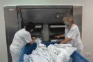 La bugaderia de l'hospital d'Olot ha triplicat la quantitat de roba rentada durant la pandèmia