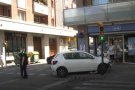 Un remolc volcat a causa d'un accident obliga a restringir el trànsit a Olot