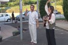 La companyia infantil Gra de Sorra omple el bar del pati de ca les Monges de Les Preses amb la representació del conte 'El sabater valent'