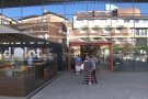 La plaça Mercat d'Olot es prepara per uns dies amb una previsió de vendes incerta per la suspensió de les festes