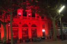 El Teatre Principal d'Olot s'il·lumina en suport al moviment Alerta Vermella