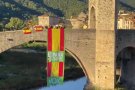 VOX penja una bandera espanyola al pont de Besalú coincidint amb el 12-0