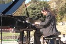 El pianista Lluís Coloma, posa color a la sisena edició del Golden River Blues de Riudaura