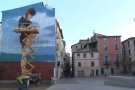 L’artista Jofre Oliveras realitza un mural artístic a la plaça Campdenmàs d'Olot