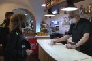 La policia verificarà el compliment de la normativa a l'interior de bars i restaurants en el primer cap de setmana de reobertura