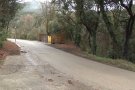 Desbrossen els vorals de la carretera vella de Joanetes per millorar-ne la visibilitat i augmentar-ne la seguretat